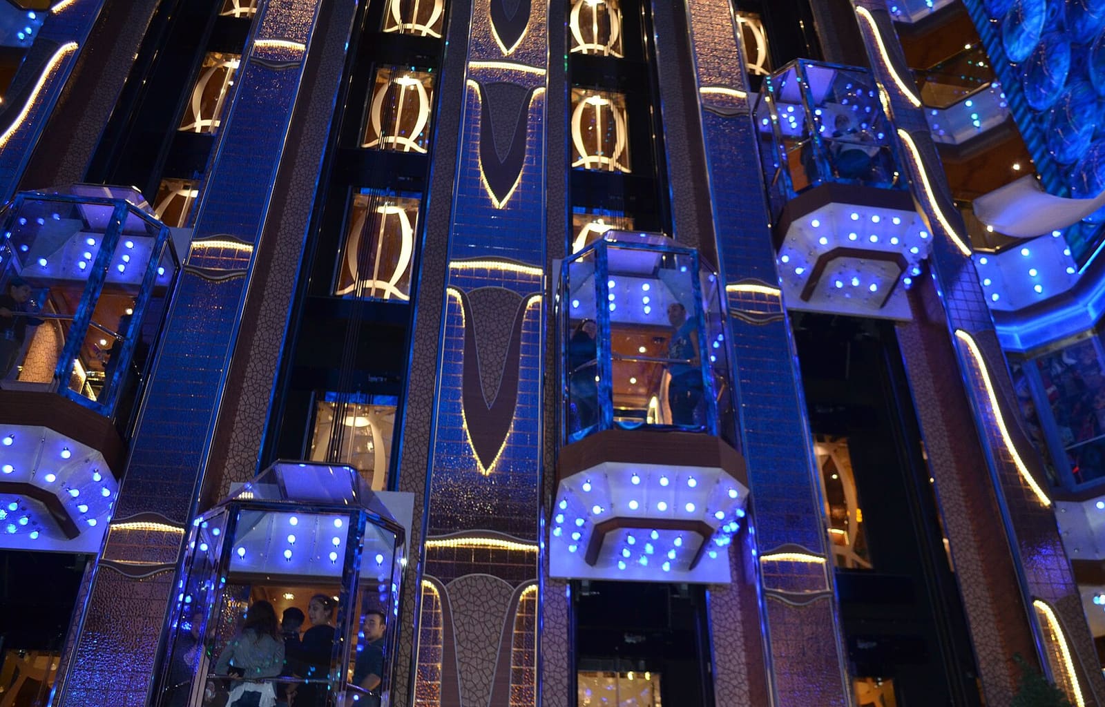 Elevadores panorâmicos de vidro no átrio central