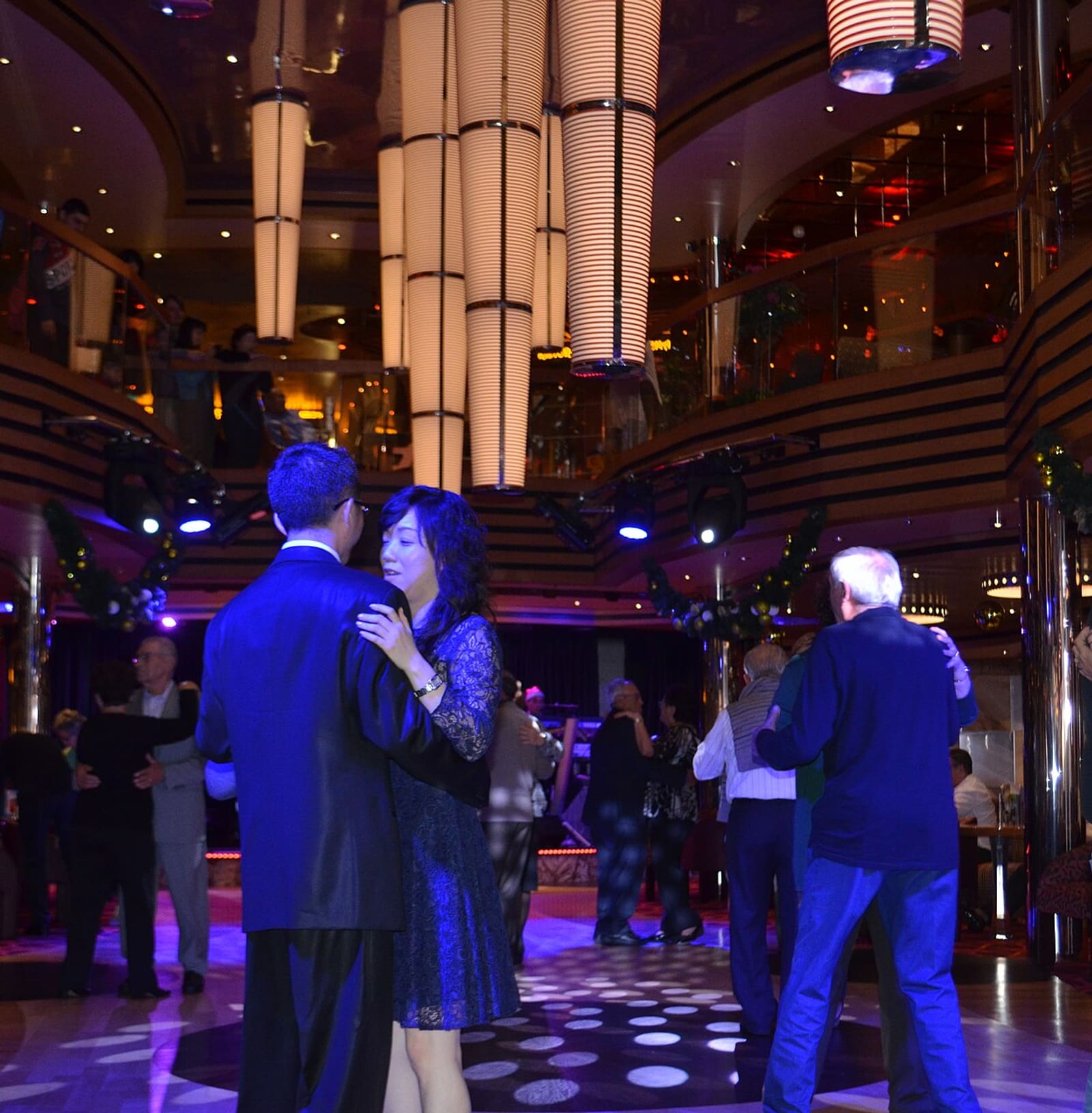 Salão do átrio com música e dança à noite