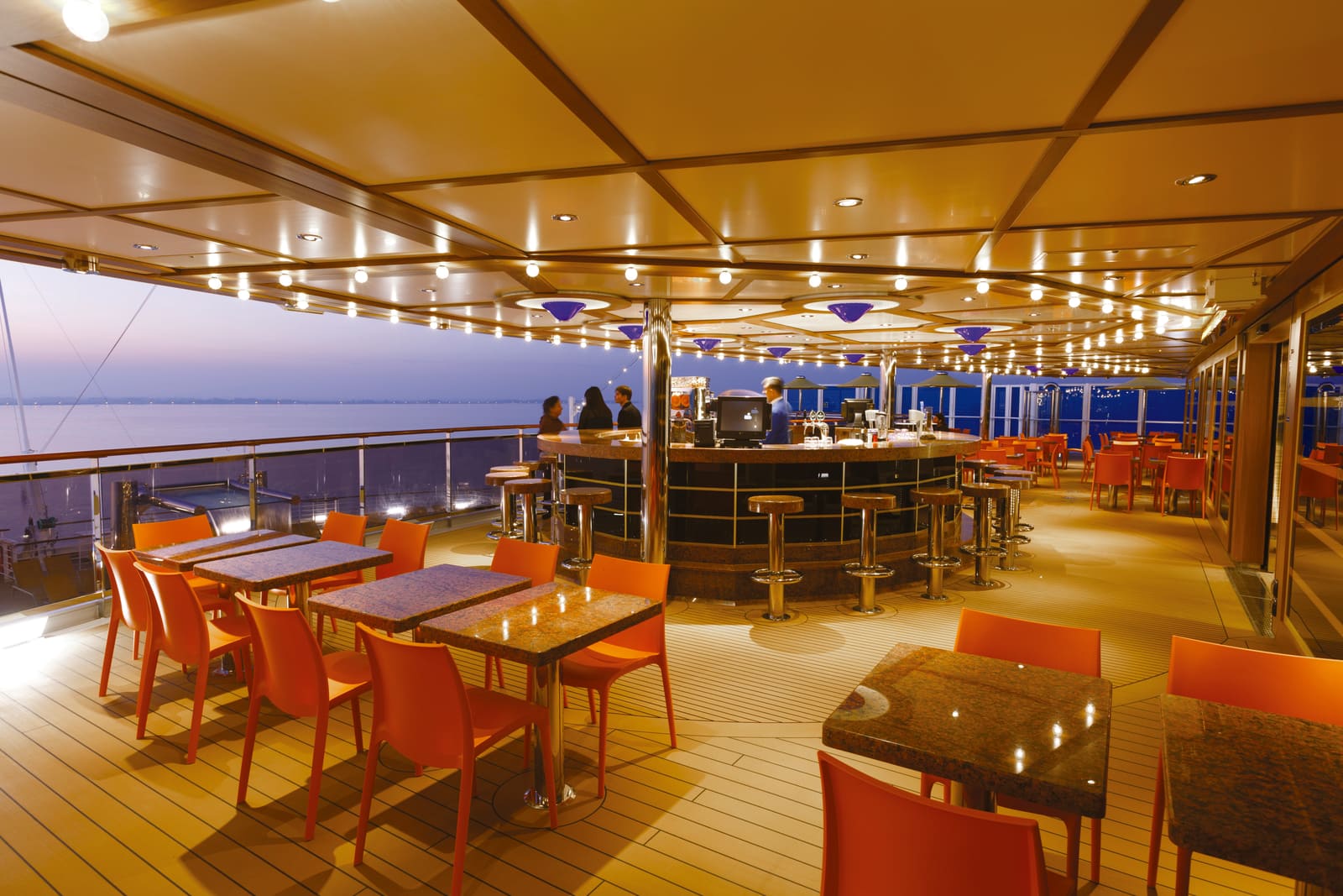 Bar com vista para o mar ao entardecer